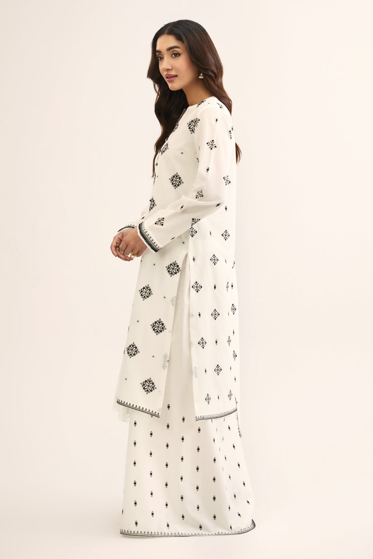 LAWN  |  EMBROIDERED - Shop Now at Kayseria