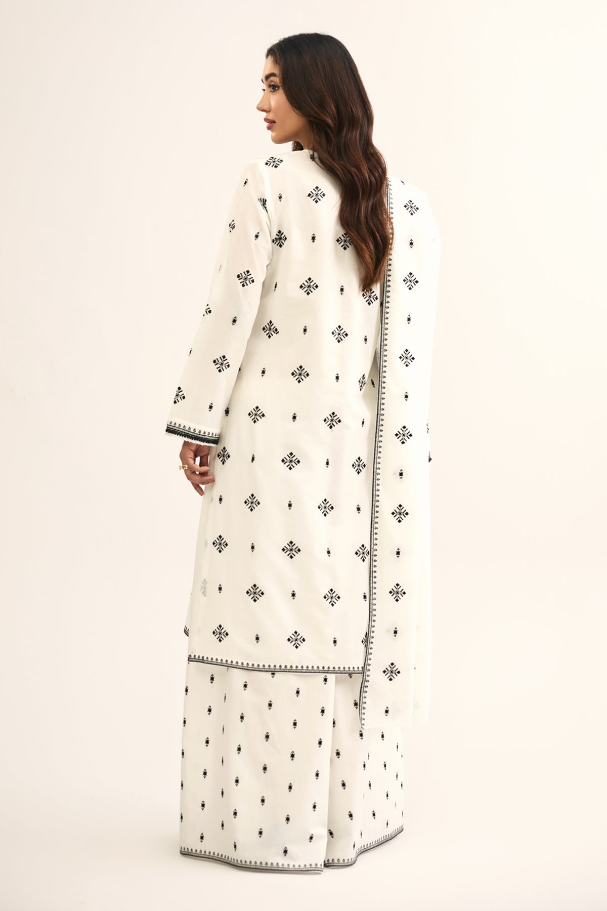 LAWN  |  EMBROIDERED - Shop Now at Kayseria